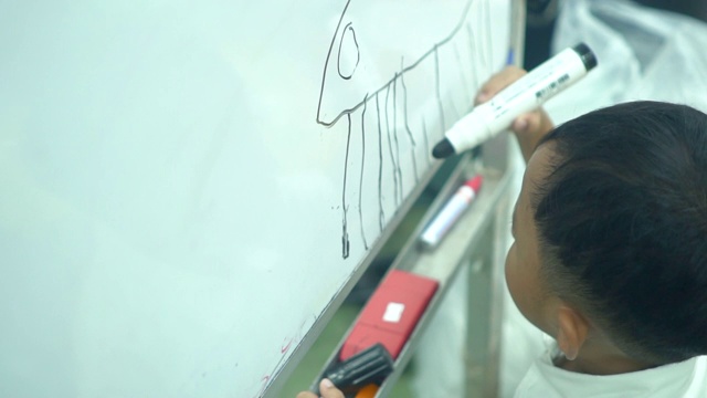 孩子在黑板上写数学视频素材