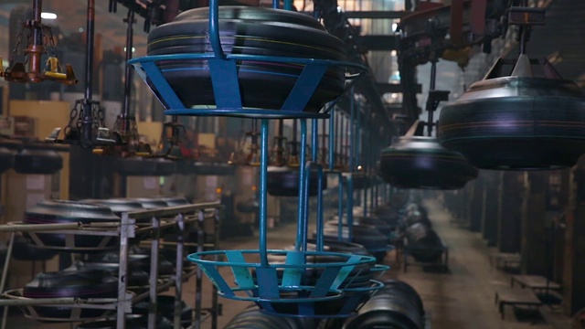 带轮胎的输送机在工厂。轮胎生产视频素材