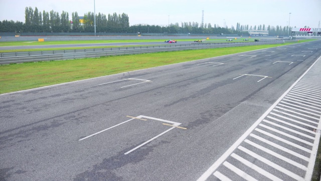 方程式赛车在赛道上相互比赛视频下载