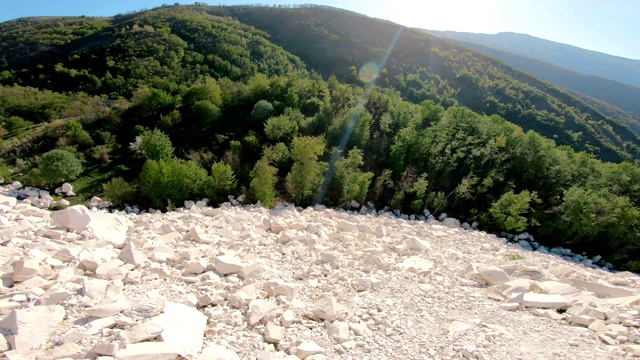 生态灾难的破坏。在采石场的白色大理石堆填在松树上视频素材