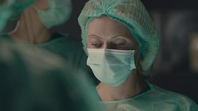 女性外科医生进行外科手术的肖像视频素材