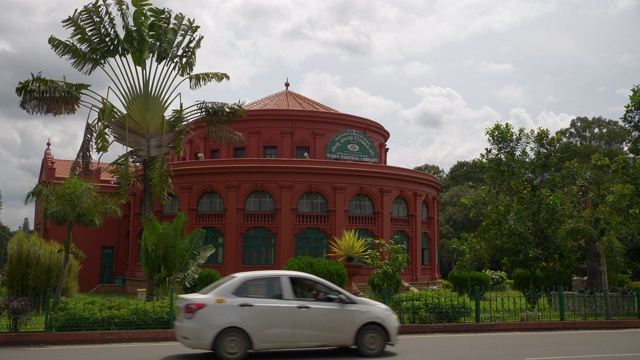 白天时间班加罗尔城市著名的图书馆公园观看4k印度全景视频素材