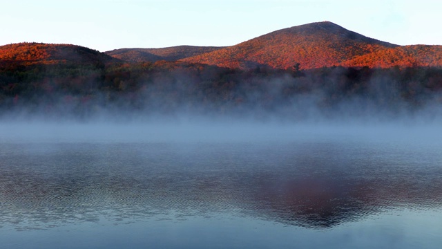 佛蒙特州基林顿的一个小湖上的秋雾视频素材