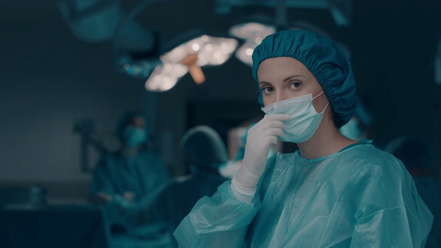 悲伤的护士摘下外科口罩的肖像视频素材