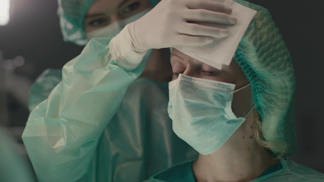 女性外科医生进行外科手术的肖像视频素材