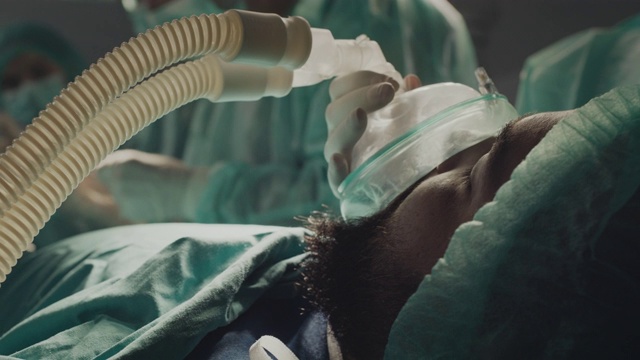 病人躺在床上，脸上戴着氧气面罩视频素材