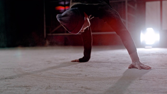 SLO MO霹雳舞练习地板上的力量动作视频素材