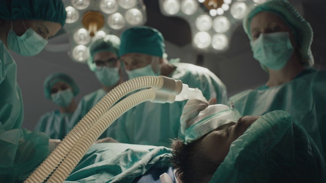 病人躺在床上，脸上戴着氧气面罩视频素材