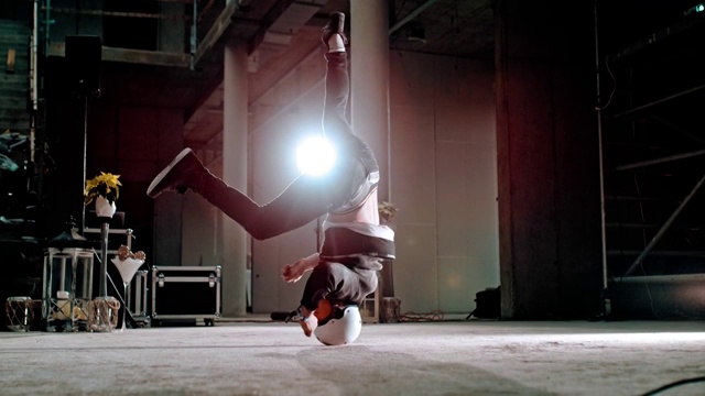 MO SLO年轻的街头舞者表演杂技头旋转视频素材