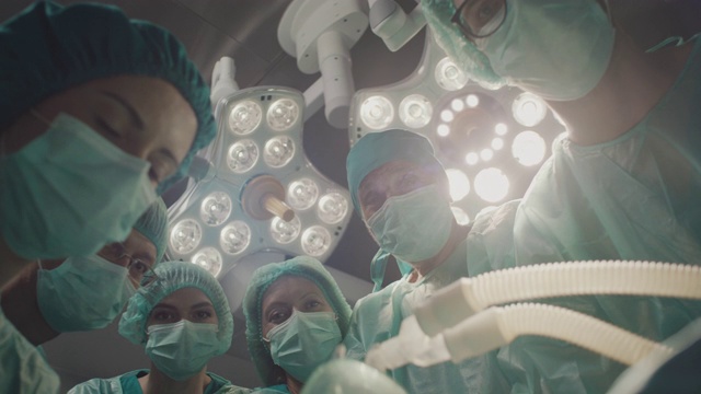 外科医生弯腰给病人戴上氧气面罩视频素材