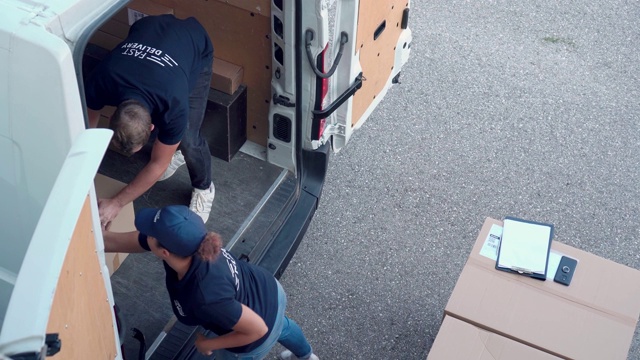 同事们忙着把包裹装进送货车视频下载
