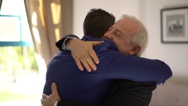 骄傲的父亲在婚礼前拥抱他的儿子和新郎视频下载