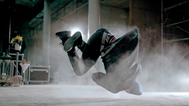 SLO MO霹雳舞练习地板上的力量动作视频素材