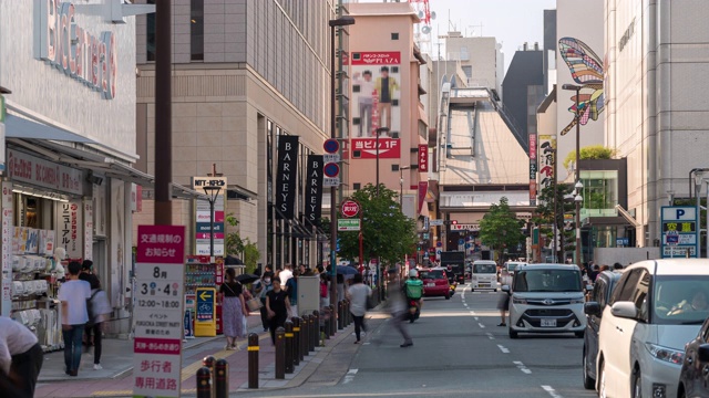 在日本福冈市中心的天神，游客拥挤和交通视频素材