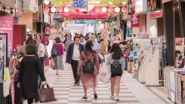 在日本福冈市中心的天神购物街上挤满了游客视频素材