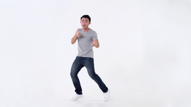 快乐的亚洲人在白色的背景上玩和跳舞视频下载