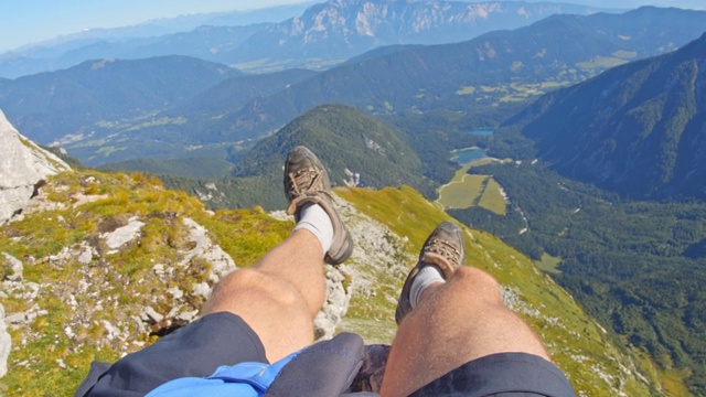 难以辨认的徒步旅行者享受朱利安阿尔卑斯山的景色视频素材