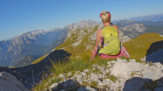 女徒步旅行者欣赏朱利安阿尔卑斯山的景色视频素材