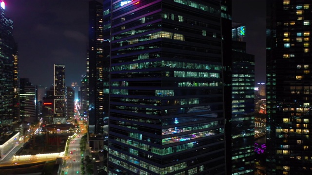 夜间照明新加坡市区写字楼航拍全景4k视频下载