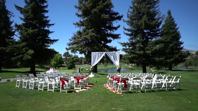 婚礼，高尔夫球场上的婚礼装饰视频素材