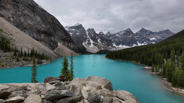 加拿大班夫国家公园的冰碛湖视频素材