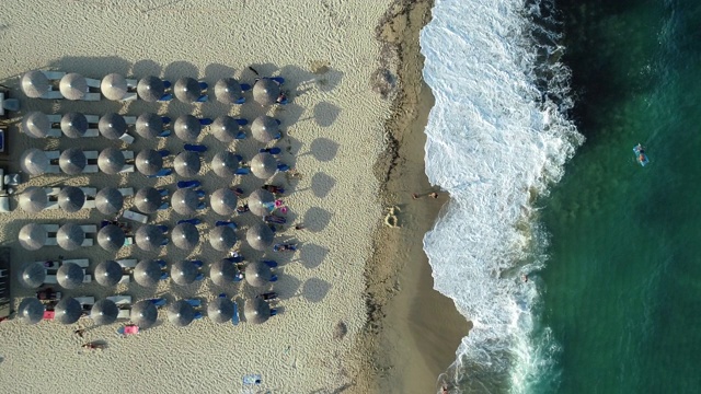 用无人机拍摄沙滩上的阳伞视频下载