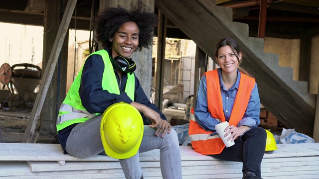 女工程师坐在建筑工地的木板上视频素材