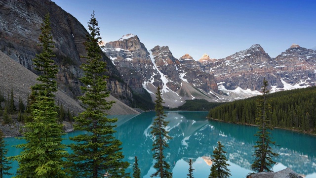 加拿大班夫国家公园日出时的冰碛湖视频素材