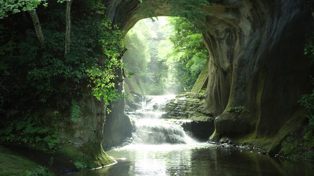 日本龟井洞风景优美的瀑布视频下载