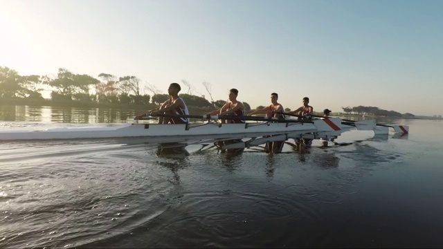 黎明时分，混合赛艇队在湖上训练视频素材