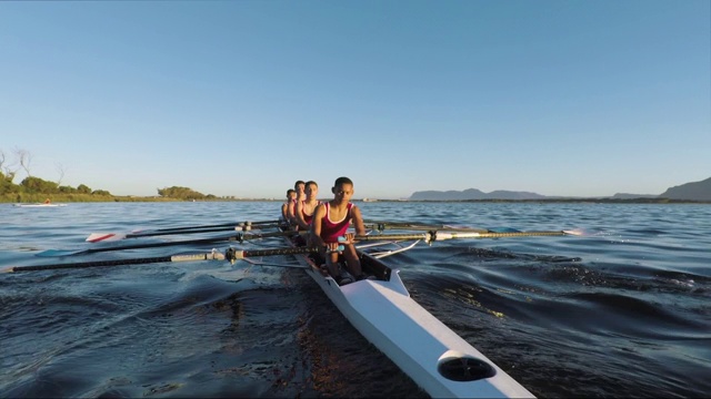 黎明时分，混合赛艇队在湖上训练视频素材