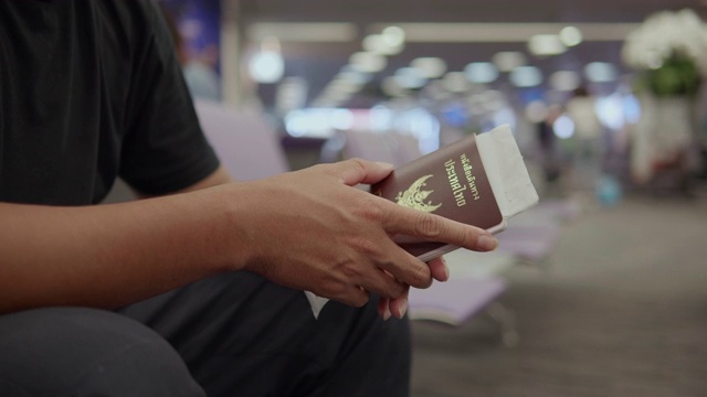 旅客在机场打开护照视频素材