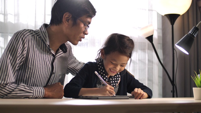 女儿和父亲一起做作业视频素材