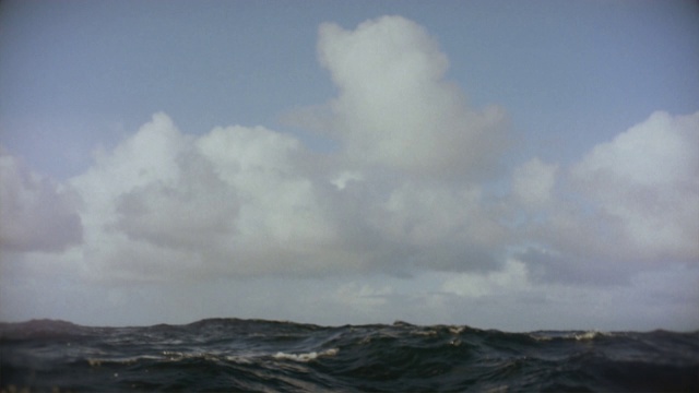 北海的海上航行:波涛汹涌视频素材