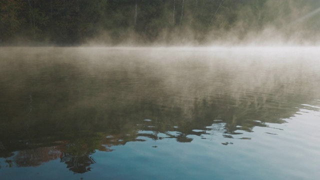 瑞典初秋清晨的一个湖视频素材
