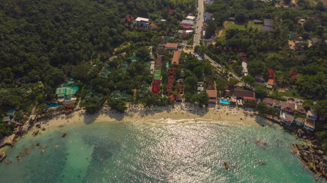阳光明媚的一天，苏梅岛著名的豪华度假胜地，小海滩交通道路空中全景4k时间推移泰国视频下载