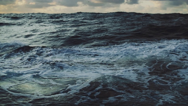 北海的海上航行:波涛汹涌视频素材