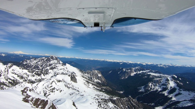 飞越在山顶上的房子-惊人的镜头偏远的避难所-空中飞行在直升机视频下载