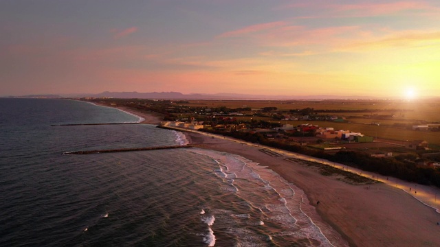 日落时的巴伦西亚塞勒海滩鸟瞰图视频素材