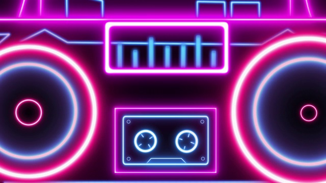 80年代风格的高保真立体声霓虹灯主题。复古的卡式录音机视频素材