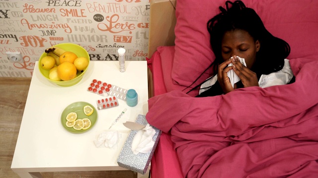 一名黑人妇女感到不适和季节性流感症状视频下载