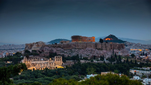 雅典和雅典卫城在希腊-白天到晚上的时间流逝视频下载