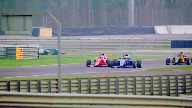 红色方程式在赛道上超越了蓝色赛车视频下载