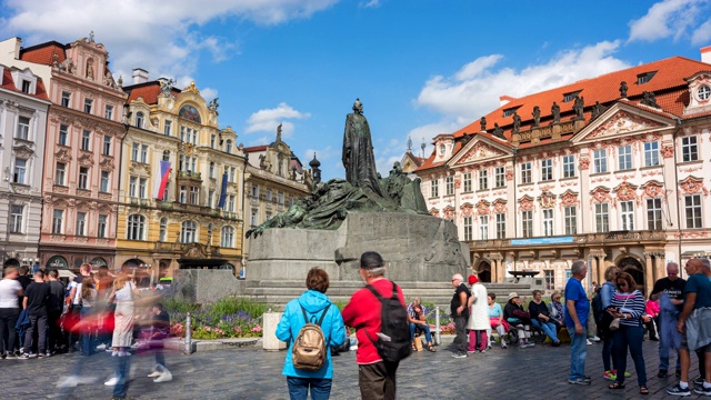 捷克共和国，布拉格，老城中心，简胡斯纪念碑，游客行走和移动的云的时间流逝视频下载