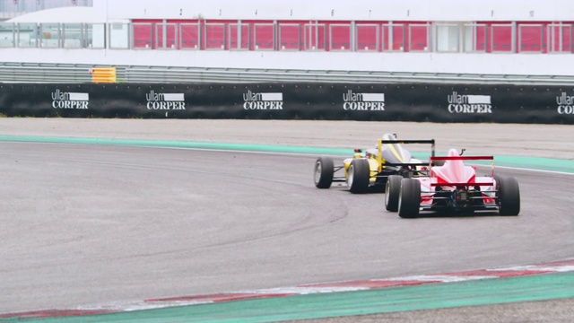黄色方程式在赛道上超过了红色方程式视频素材