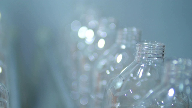 空塑料瓶在工厂的生产线上流动视频下载