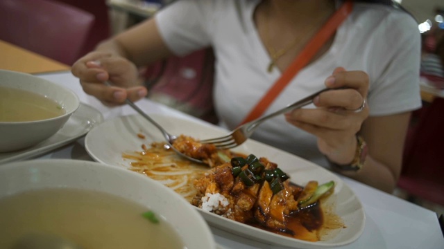 吃泰国食物猪肉和米饭特写视频下载