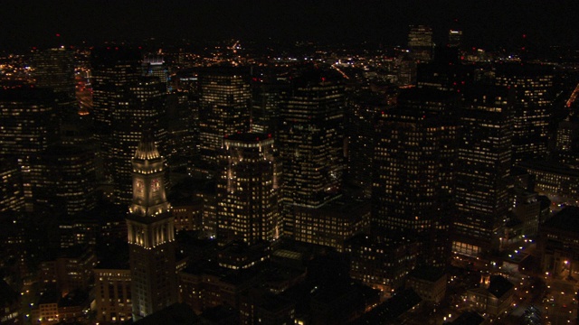 航拍自定义大厦大厦与现代摩天大楼在晚上在市中心波士顿，马萨诸塞州，美国视频素材