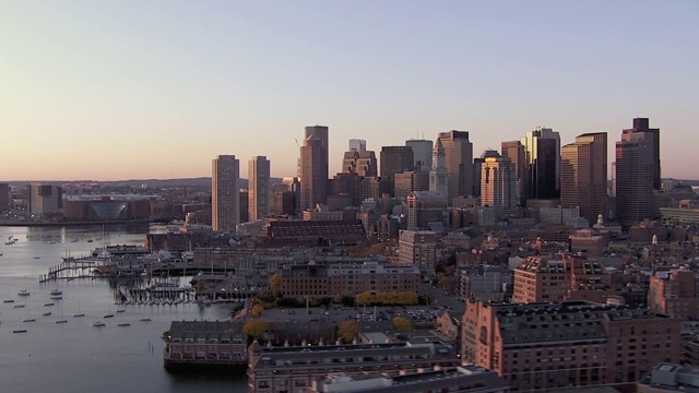 波士顿港鸟瞰图与现代城市景观在日出，波士顿，马萨诸塞州，美国视频素材
