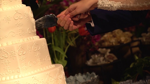 新婚夫妇在切结婚蛋糕视频下载